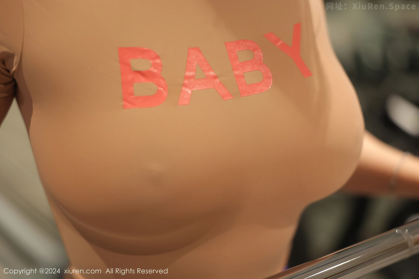 图片[4]-[XiuRen秀人网]VOL.8100 模特李若汐健身场所橙色上衣配蓝色运动裤秀完美身材诱惑写真84P-秀人网官方网站